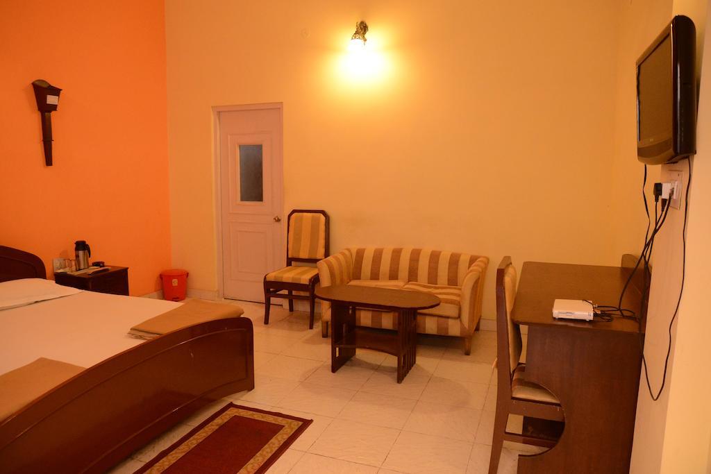 Hotel The Orient Kanpur Chambre photo